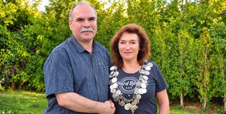Oberschützenmeister Rainer Hanisch gratuliert der neuen Schützenkönigin Silvia Schmidt.